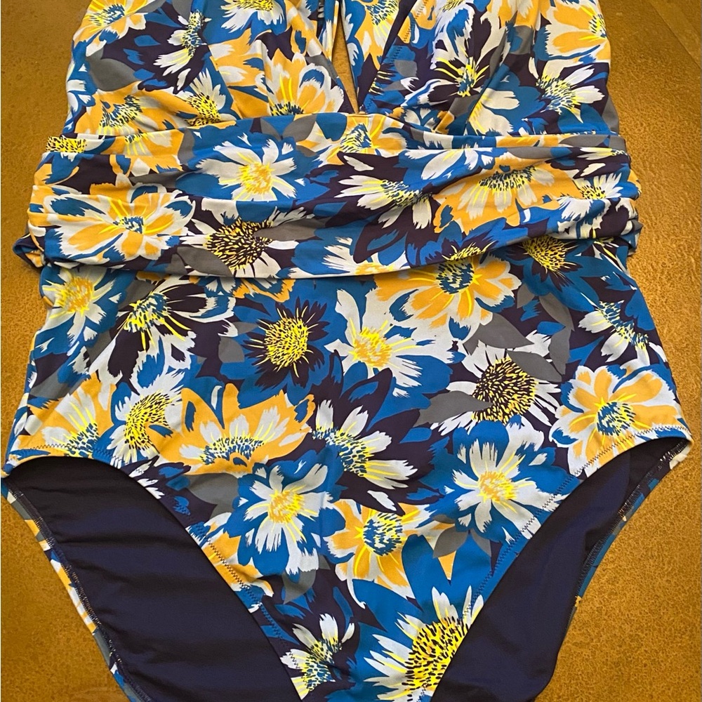 Plus sized swimsuits—all 3! - Picture 11 of 16